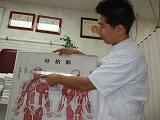 骨格について説明している　整体師　菊地先生　千葉市腰痛治療研究会にて